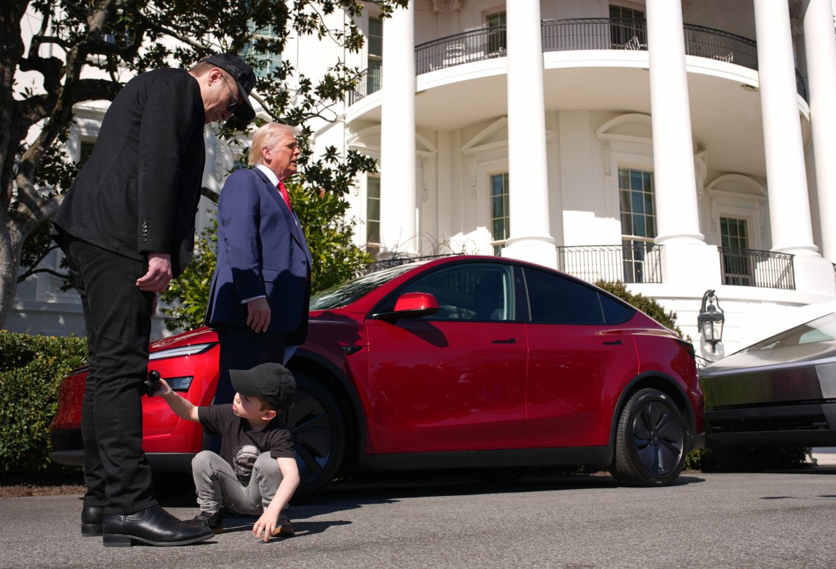 Tesla yeni ucuz modelin təqdimatını təxirə saldı
