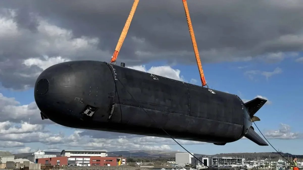 Britaniya nəhəng sualtı gəmisini təqdim etdi: "Excalibur"