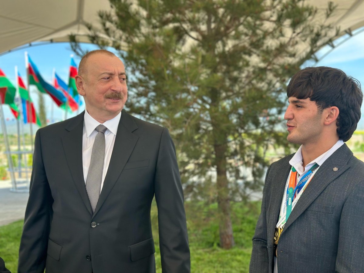 Prezident İlham Əliyev Ağdamda Alpaqut idmançısı Qənbər Ağayevlə söhbət etdi