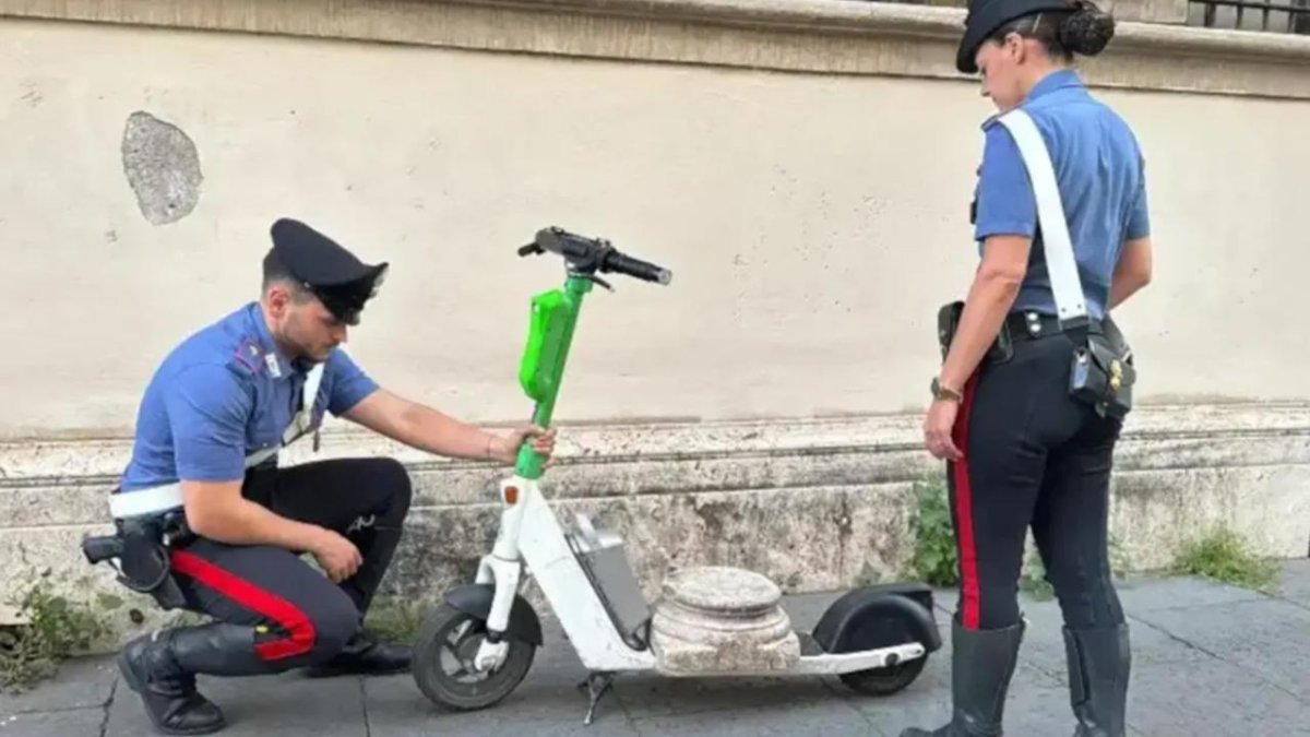 Romada turist tarixi sütunu oğurladı
