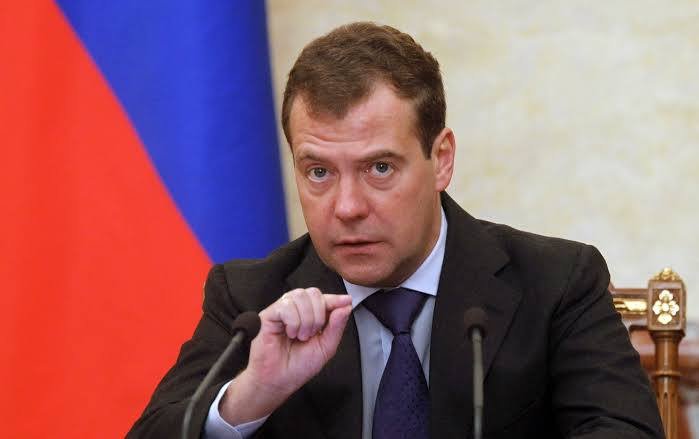 Medvedev: Tramp sülh vədi ilə gəldi, bölgəni yeni ABŞ müharibəsinə sürüklədi