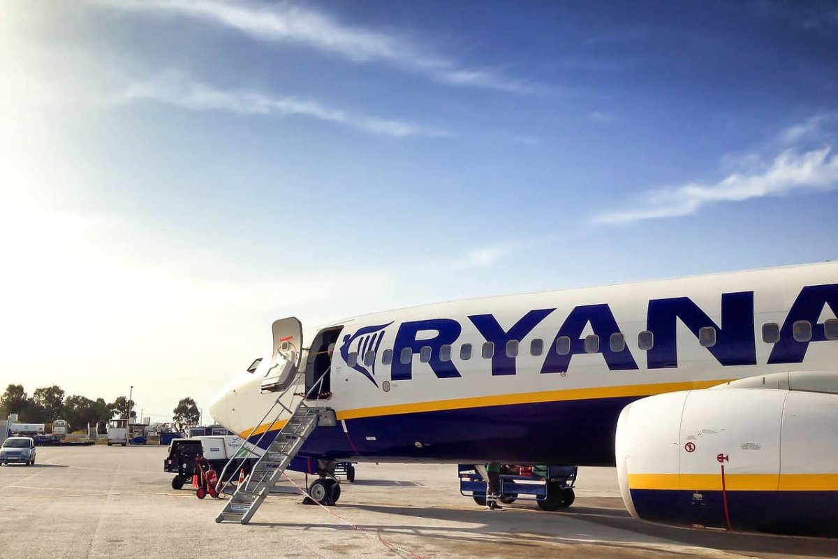 Ryanair uçuşlarda qayda pozanları cərimələyəcək