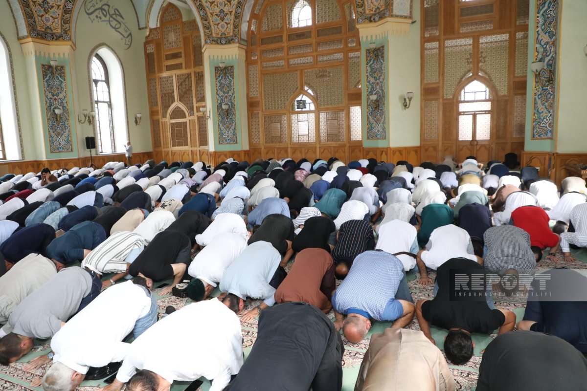 Təzəpir məscidində bayram namazı qılınıb