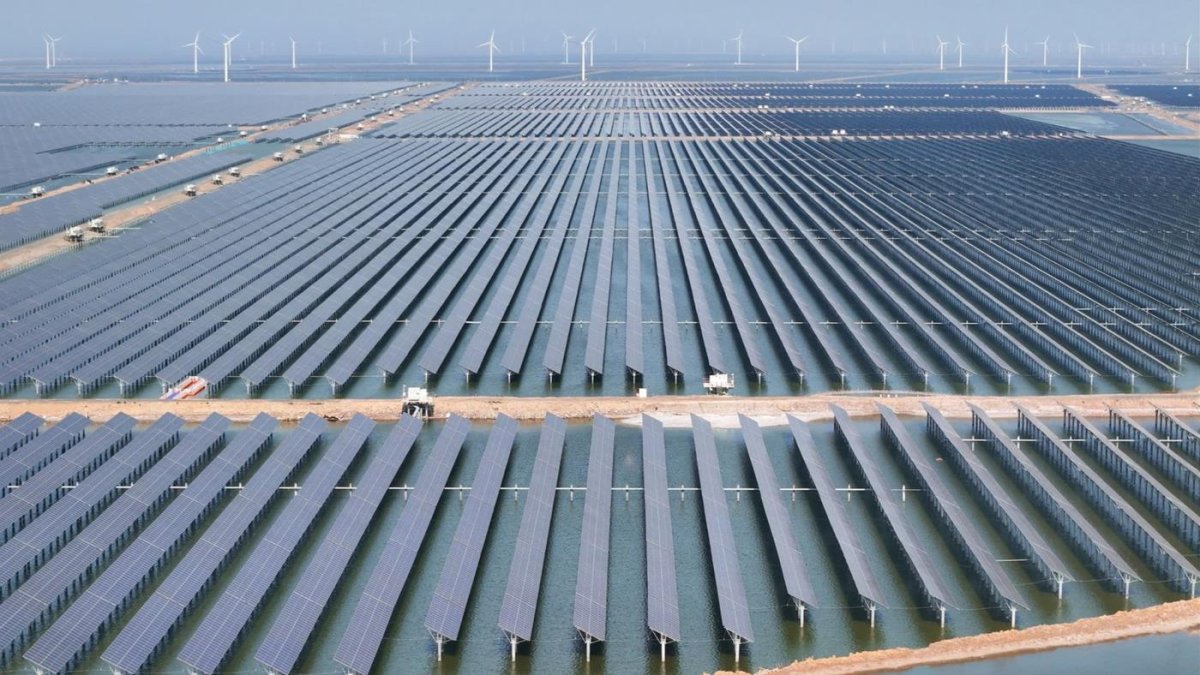 Çin, bərpa olunan enerjidə dünya liderliyini möhkəmləndirir.