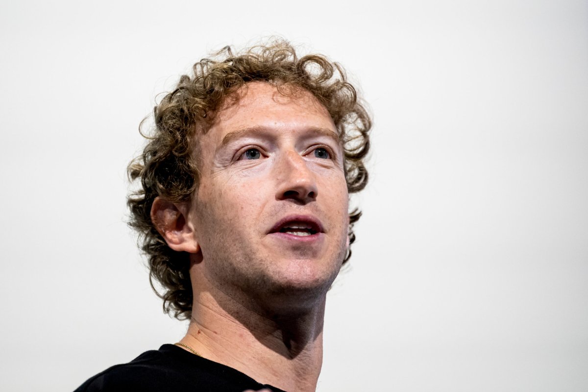Facebook rəhbərliyi səhmdarların iddiaları ilə üzləşir