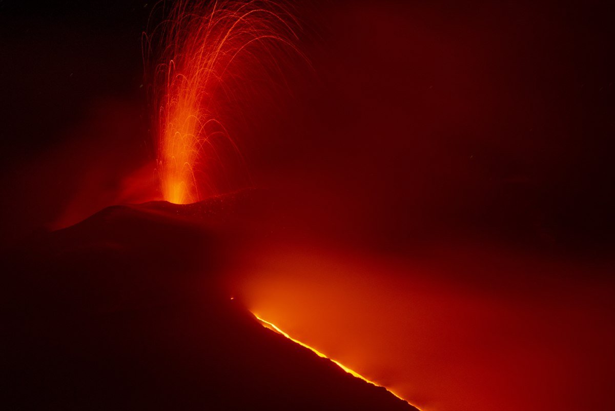 Etna yenə fəallaşdı: Lava axını 2 kilometrə çatdı