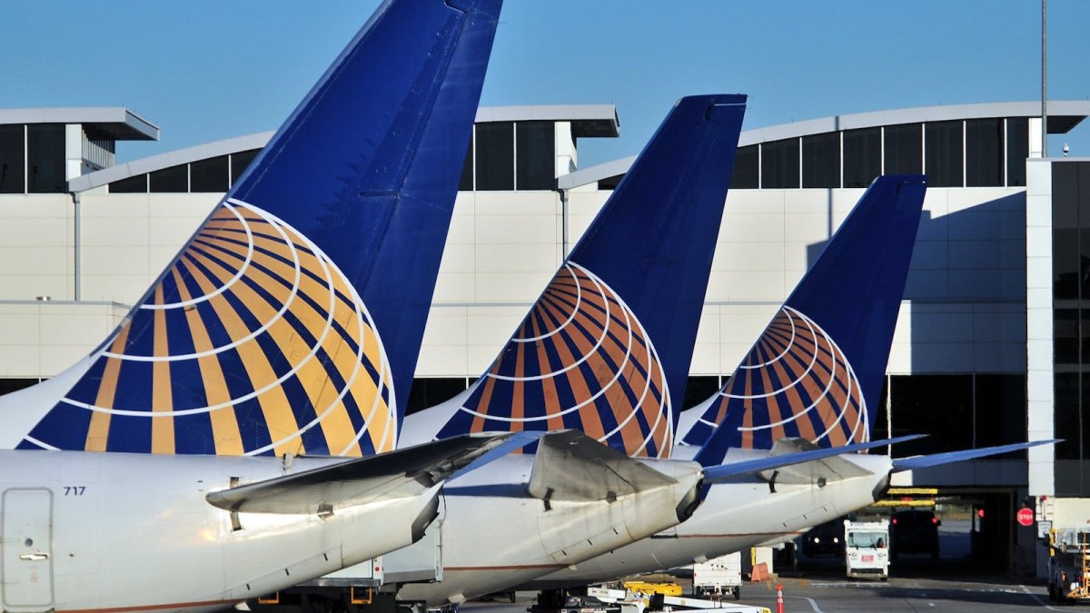 United Airlines aviaşirkətinin reysləri bir neçə hava limanında dayandırılıb