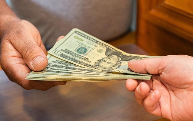“Delta Capital” limitdən artıq dollar satıb, şəxsiyyət vəsiqəsi istəməyib – LİSENZİYASI DAYANDIRILDI