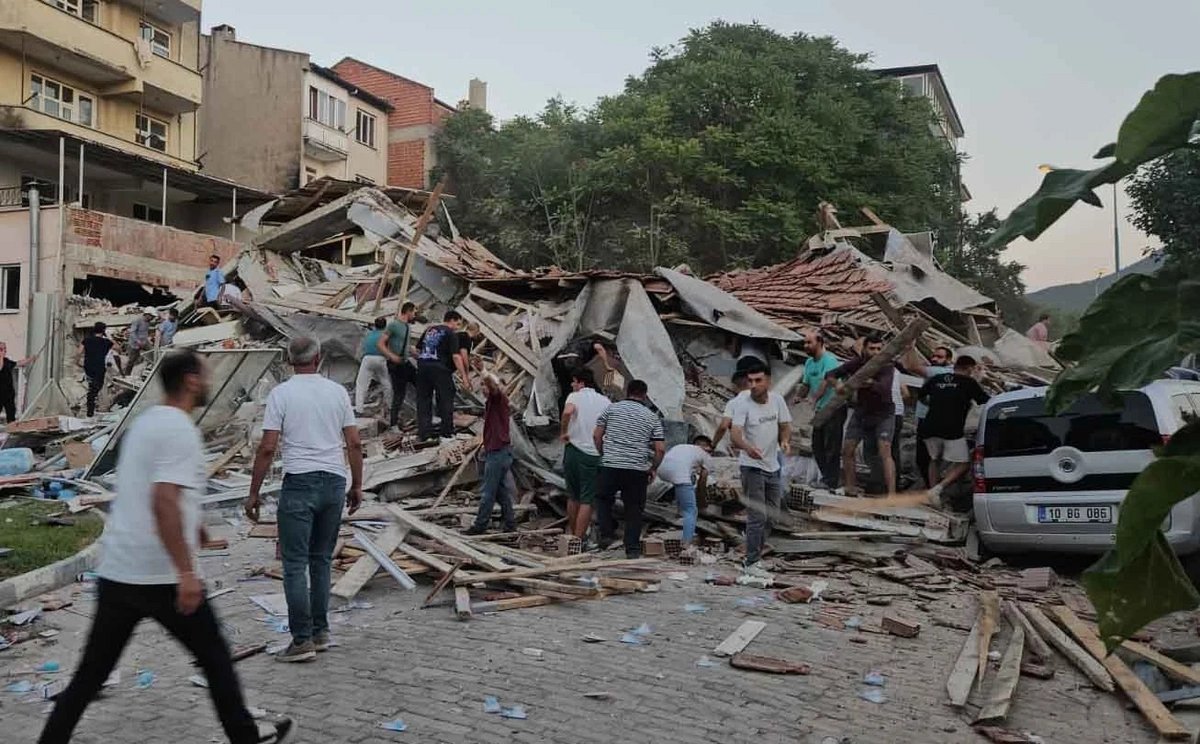 Türkiyədə güclü zəlzələ nəticəsində xeyli binalar dağılıb