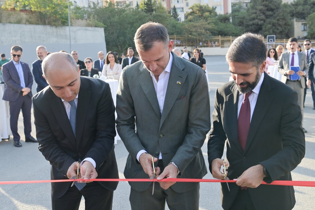 Nazir “FIFA Arena” layihəsi çərçivəsində inşa edilən futbol meydançasının açılışına qatılıb