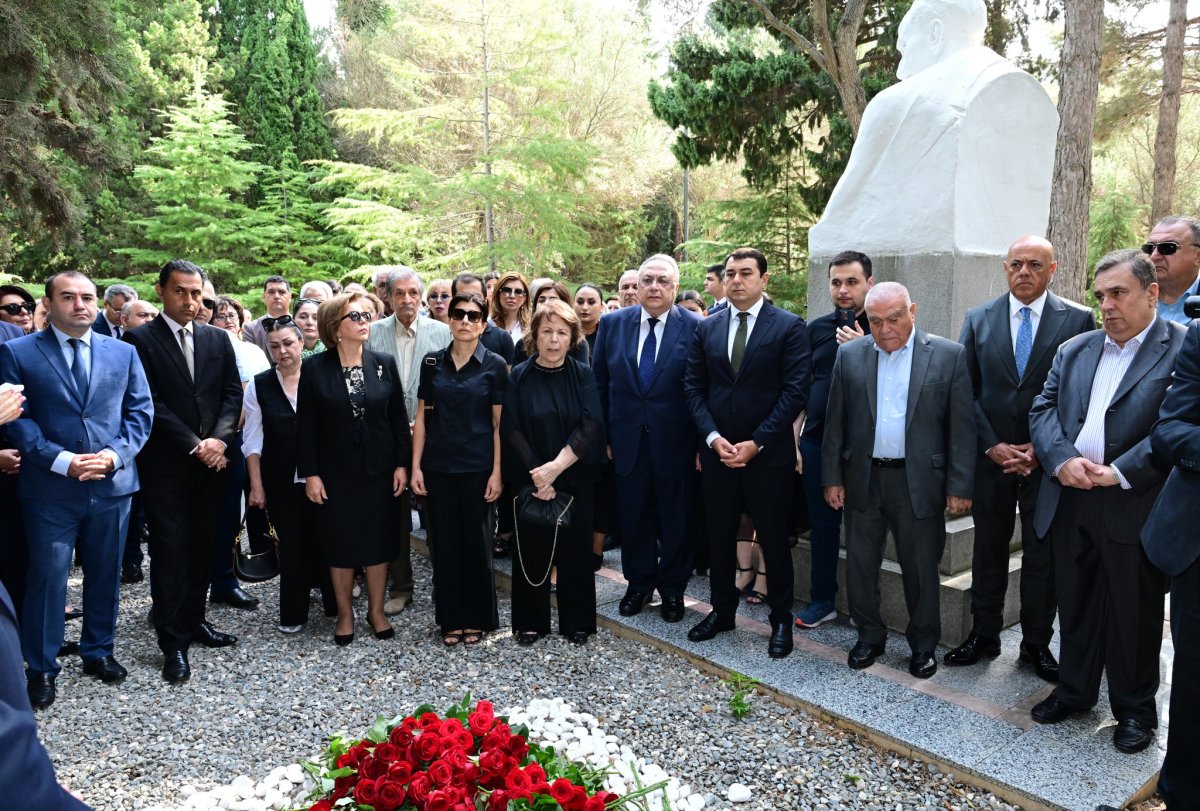 Xalq yazıçısı Elçin Əfəndiyevin Fəxri xiyabanda məzarı ziyarət olunub