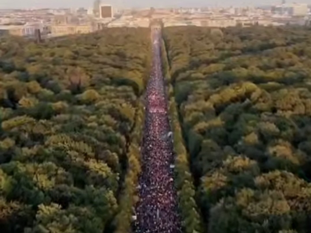 Berlin küçələrində yüz minlərlə insan Qəzza üçün yürüdü