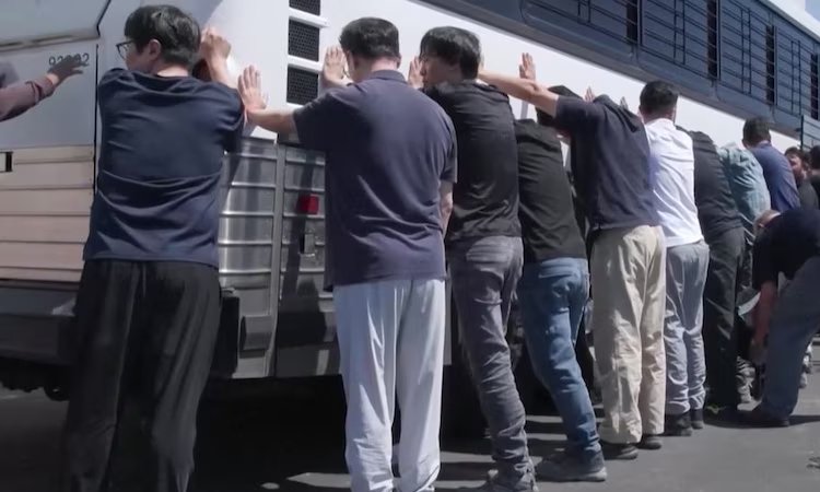 Tramp Koreyalı işçilərin deportasiyasını dayandıraraq təlim təklif etdi