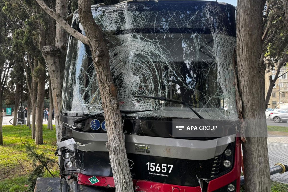 Bakıda sərnişin avtobusu qəza törədib
