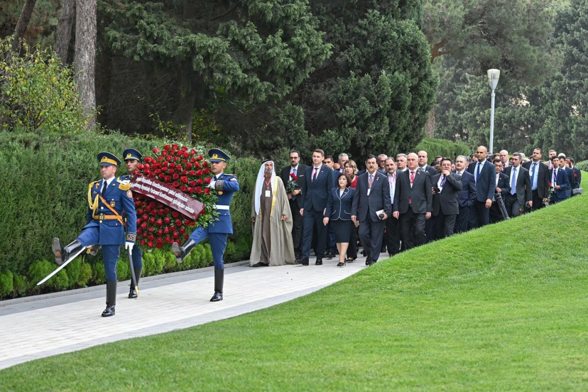 Konfrans iştirakçıları Fəxri xiyabanı və Şəhidlər xiyabanını ziyarət ediblər