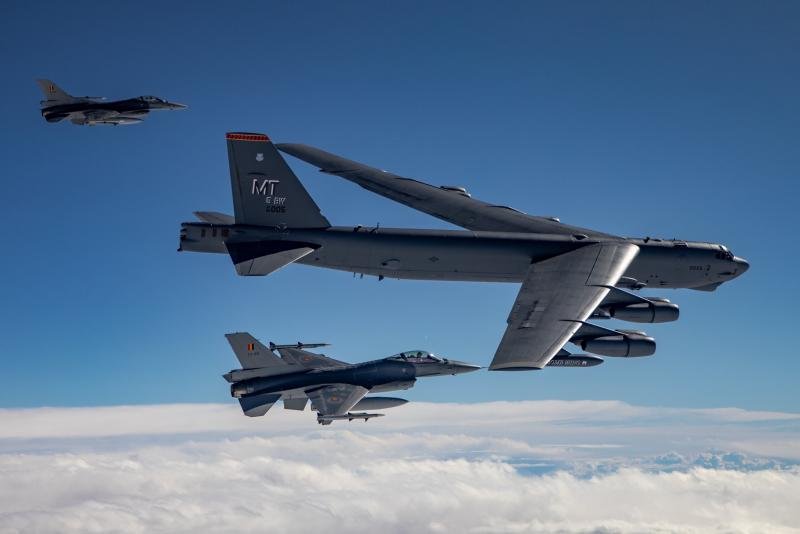 ABŞ-a məxsus B-52 bombardman təyyarələrinin uçuşuna Venesueladan cavab gəldi