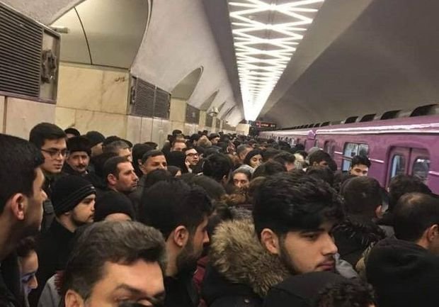 Metroda növbəti problem – Qatar tuneldə qaldı