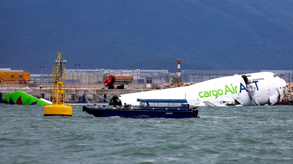 Honkonqda yük təyyarəsi yoldan çıxıb qəza törətdi