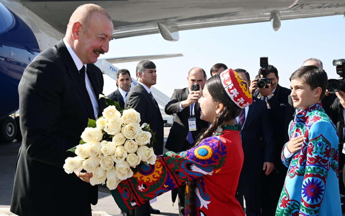 Prezident Düşənbəyə səfər edib