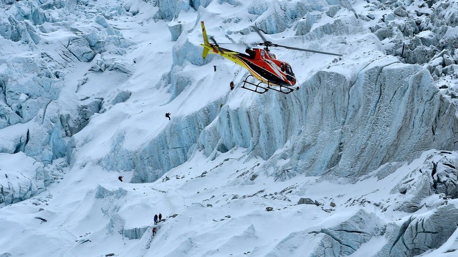 Everestdə qar fırtınası: Minlərlə turist tələdə qaldı