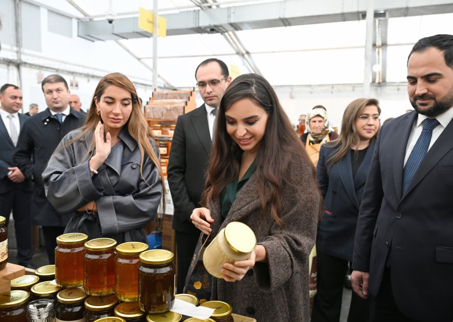Leyla Əliyeva və Arzu Əliyeva arıçılıq məhsullarının sərgi-satış yarmarkasını ziyarət ediblər