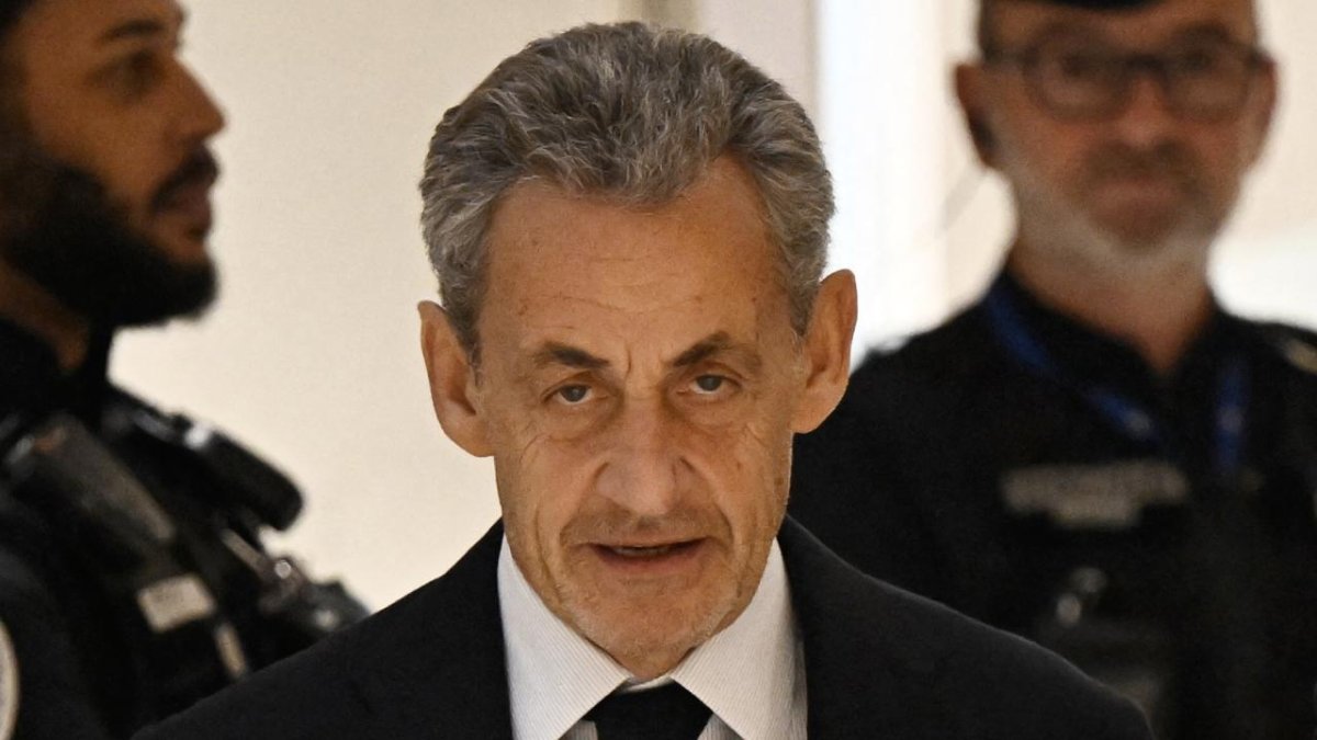 Sarkozi vaxtından əvvəl azadlığa buraxıldı, Fransa siyasətində şok