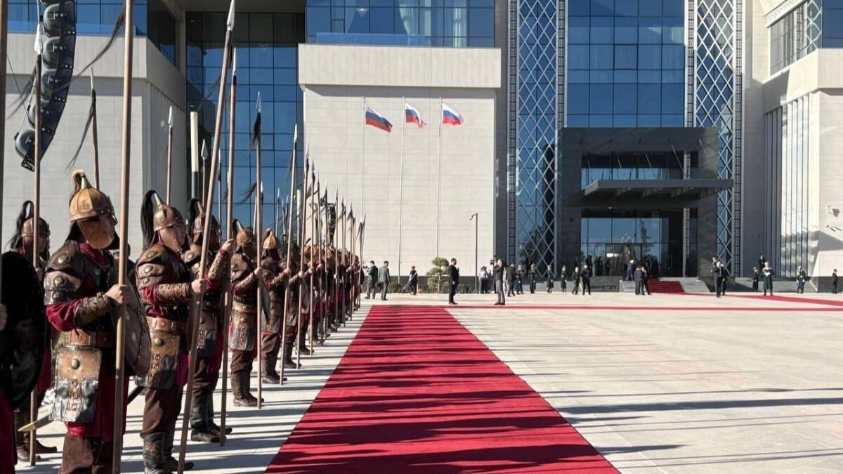 Bişkek Putinin rəsmi qarşılanması üçün hazırlıqları nümayiş etdirir