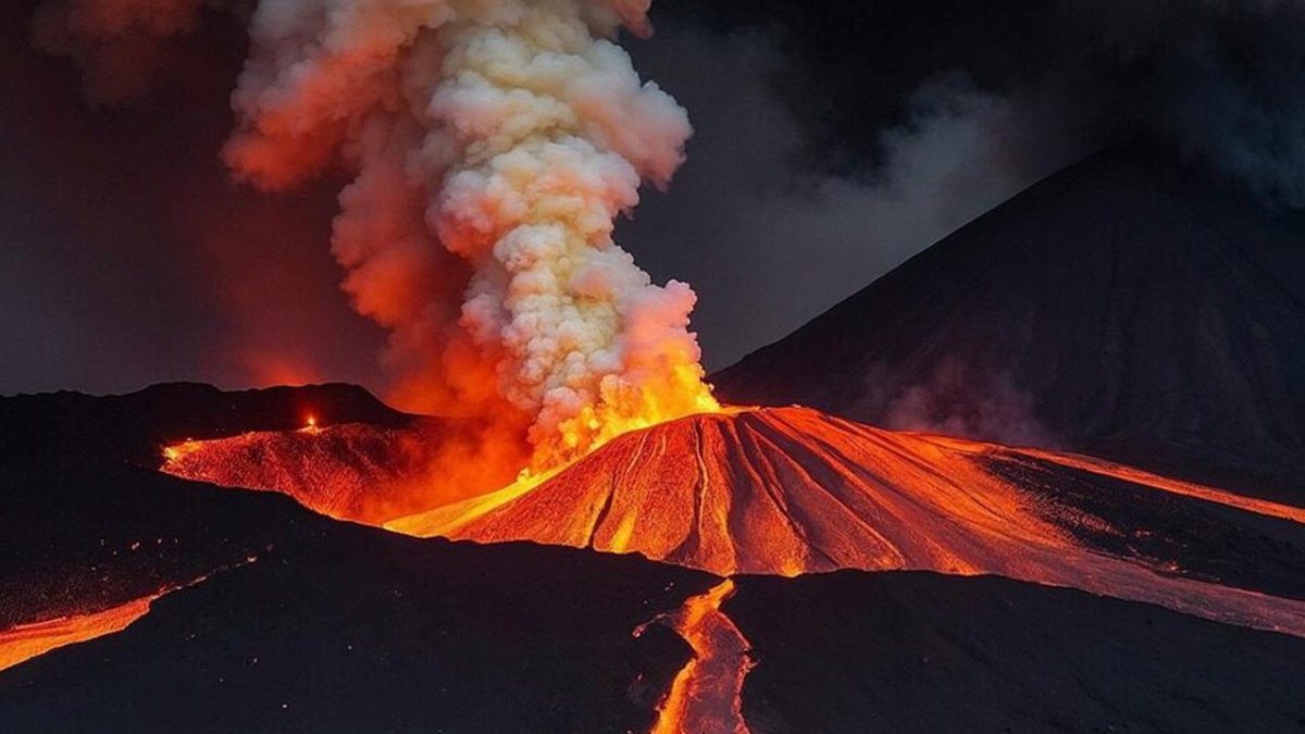 Sakurajima Yanardağı yenidən püskürdü: Kül 4400 metrə yüksəldi