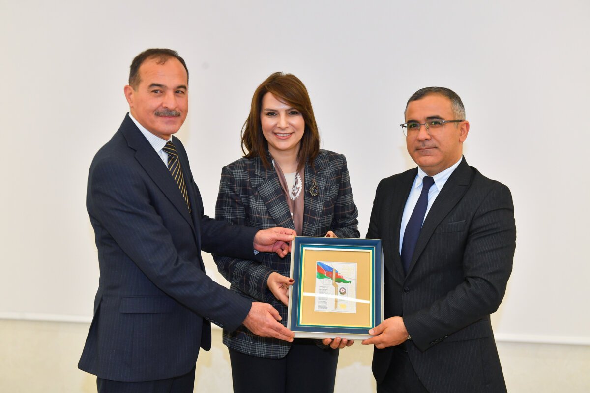 “Azərpoçt” MMC “Konstitusiya və Suverenlik İli”nə həsr olunmuş poçt markasını təqdim edib
