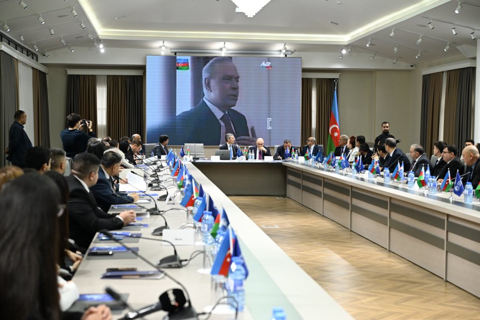Sosial və siyasi elmlər müasir çağırışlar qarşısında: beyin mərkəzlərinin, akademik elmin və universitetlərin vəzifələri müzakirə edilib