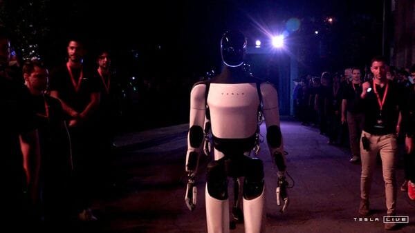 Tesla Optimus robotunun uzaqdan idarə olunduğu iddiaları sosial mediada geniş tənqidə səbəb oldu