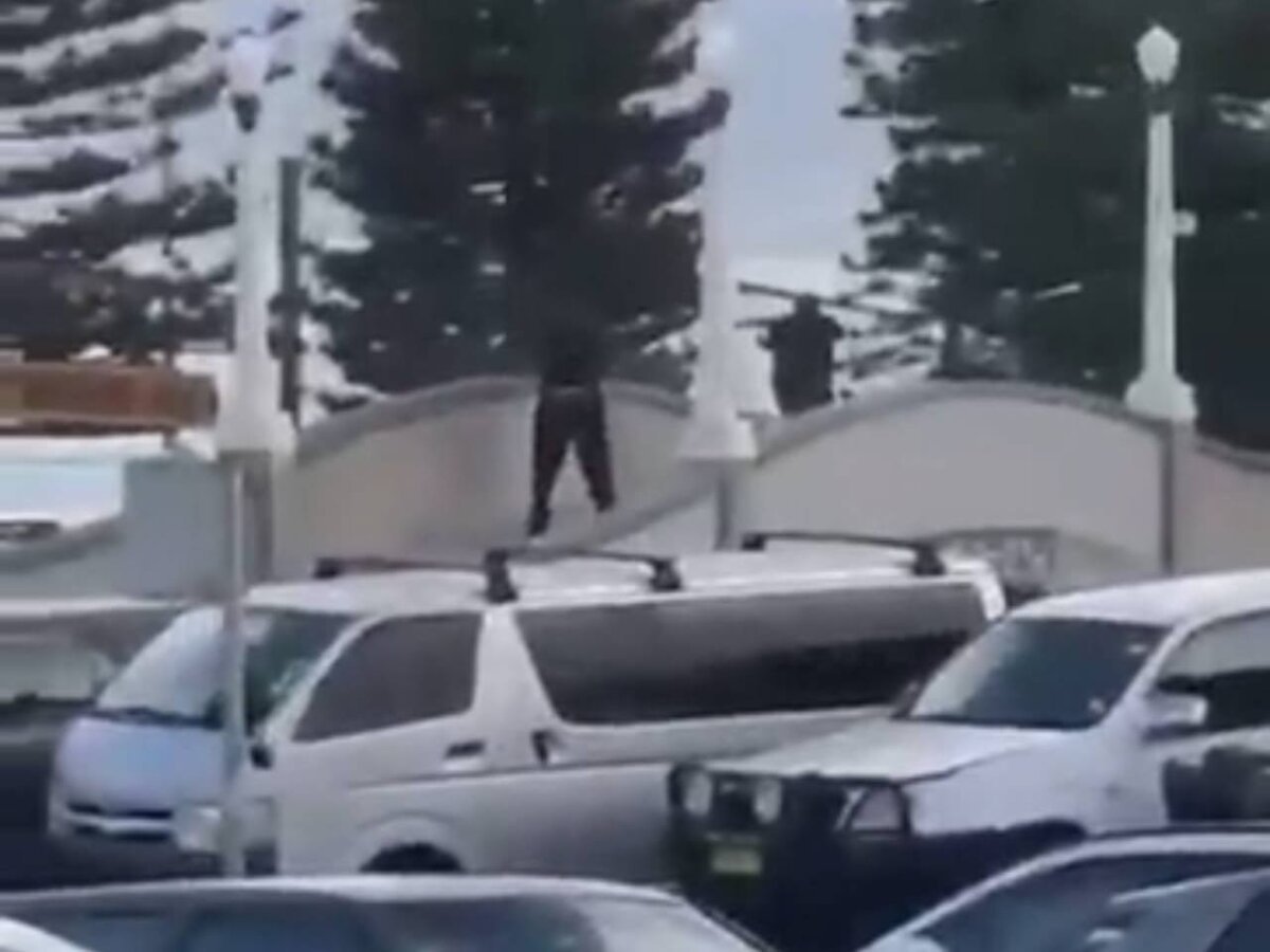 Bondi Çimərliyində silahlı hücum faciə ilə nəticələndi