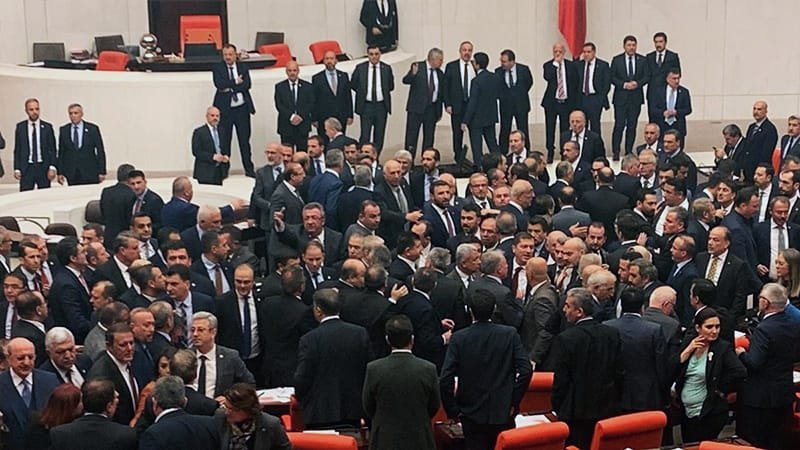 Türkiyə parlamentində büdcə qanunu qəbulundan sonra dava yaşandı