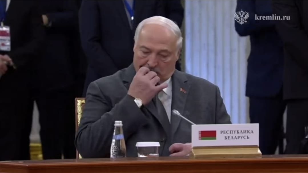 Lukaşenko Putinin çıxışı zamanı qeyri adi hərəkəti ilə diqqət çəkdi