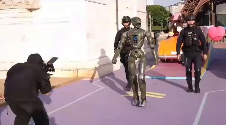 Şençjendə humanoid robot polis patrullarında görünüb