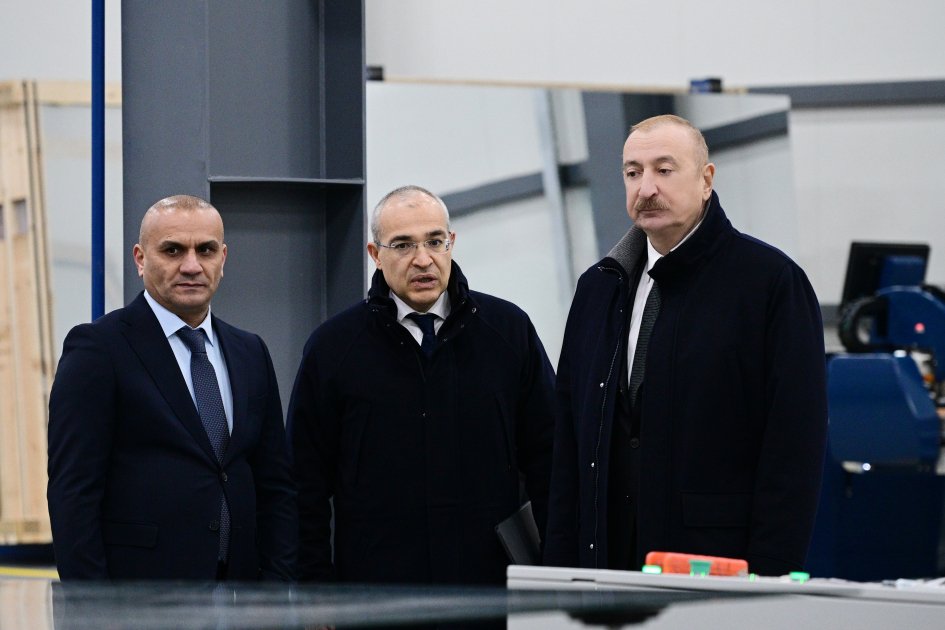 İlham Əliyev güzgü vərəqələrin istehsalı zavodunun açılışında iştirak edib