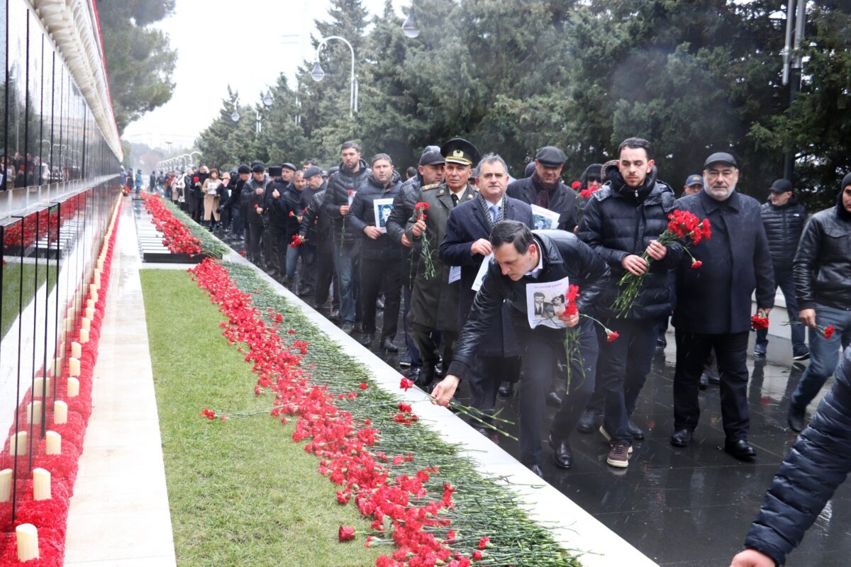 150 şəhidin şəkli ilə yürüş: Vəhdət Partiyasının anım aksiyası – FOTOLAR