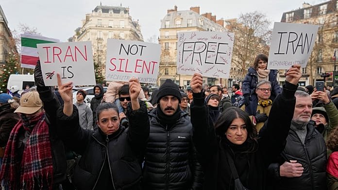 Parisdə İrandakı hadisələrə etiraz: Minlərlə insan küçələrə çıxdı