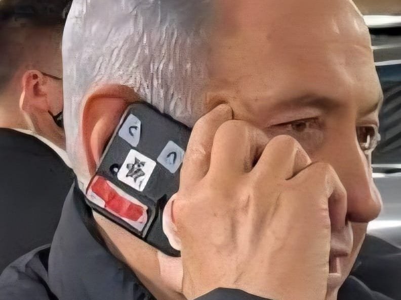 Netanyahunun telefon kamerasını bağlaması diqqət çəkdi