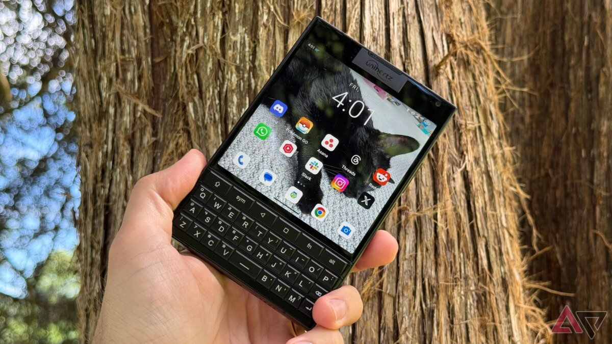 Clicks: Fiziki klaviaturalı telefonlar yenidən gündəmdə