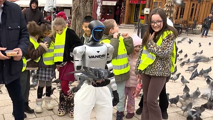 Sarayevoda ilk dəfə: İnsanabənzər robotlar şəhərdə gəzdi