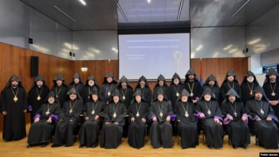 Erməni yepiskopları: Katolikosu dəstəkləyirik, Paşinyanı qınayırıq
