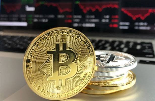 Bitcoin qiyməti düşür: Tether milyardlar qazandı