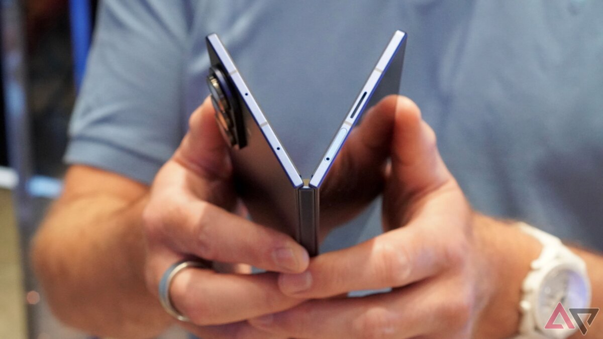 Samsung-dan yeni qatlanan telefon: Geniş ekranlı model gəlir
