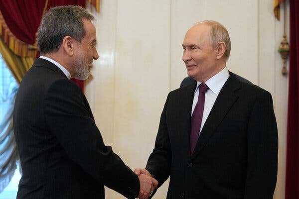 Putin İranla strateji əlaqələri qorumaq niyyətini vurğuladı