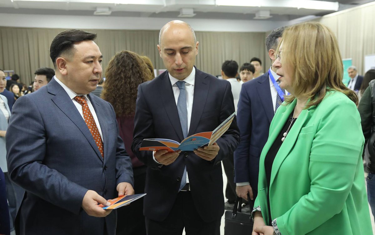 Nazir Emin Əmrullayev “Study in Azerbaijan” sərgisi ilə tanış oldu