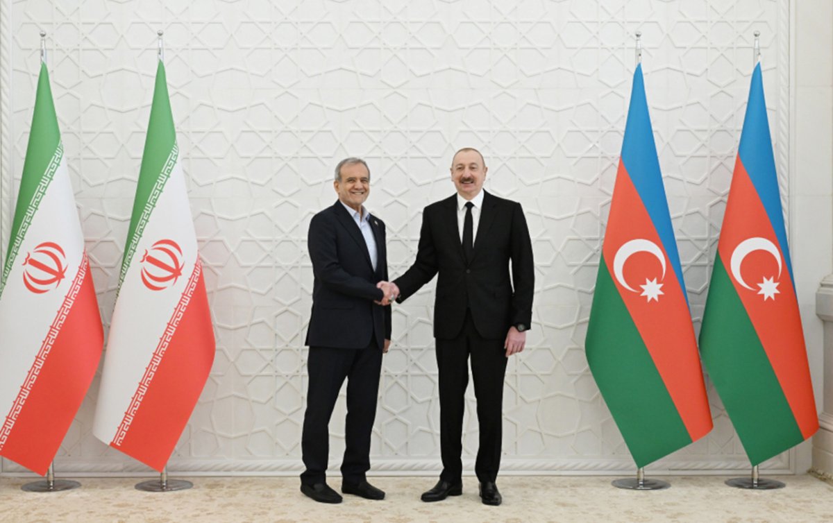 İlham Əliyev Pezeşkianı təbrik etdi