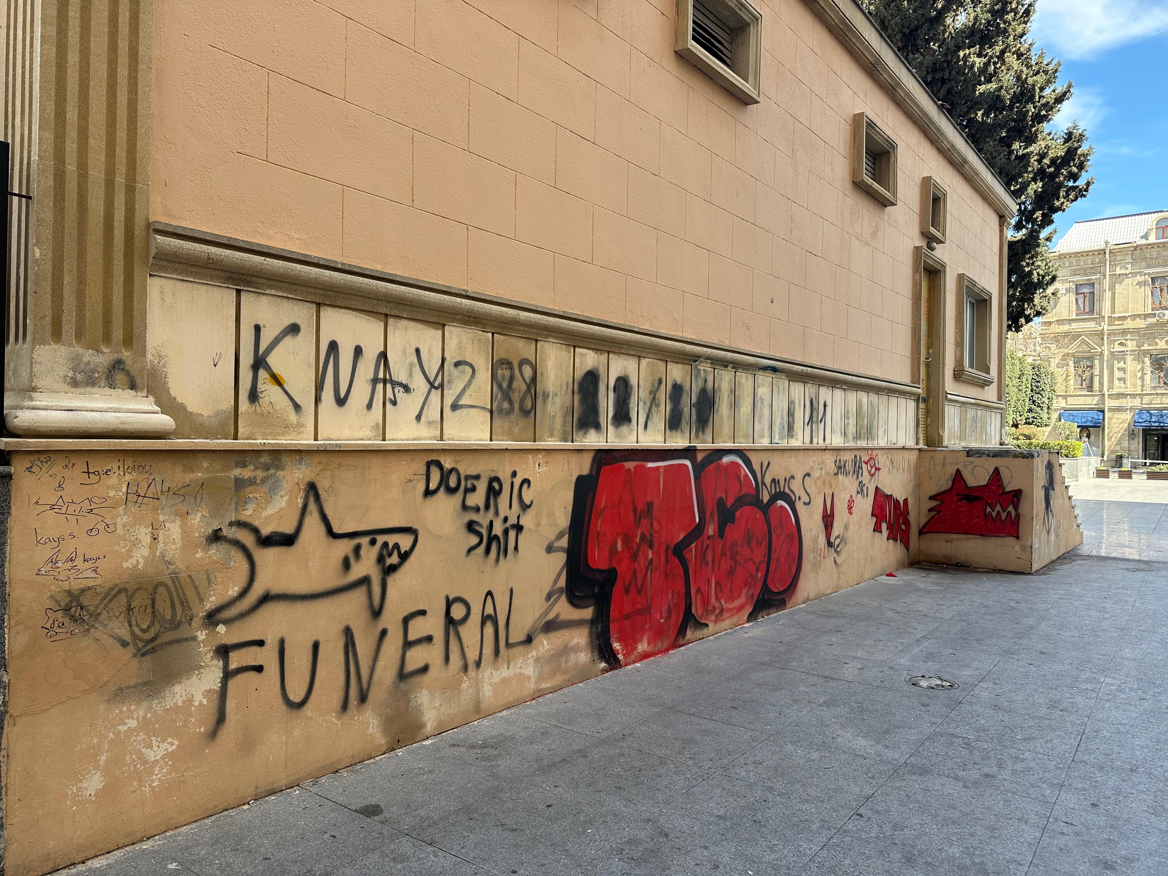 Nizami Kino Mərkəzinin fasadına ciddi ziyan vuruldu