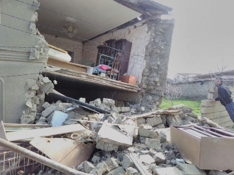 Bakıda yaşayış evi çökdü - Xəsarət alan var