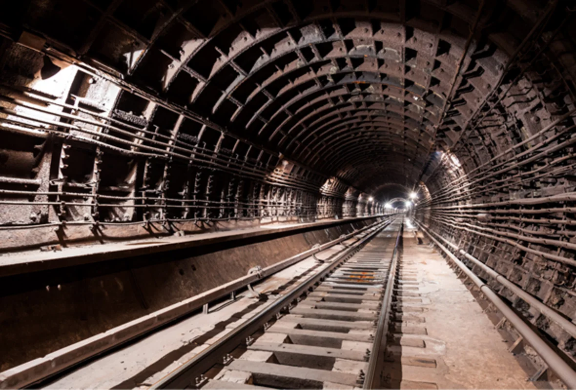 Metro tunelində qalan sərnişinlər evakuasiya olunub